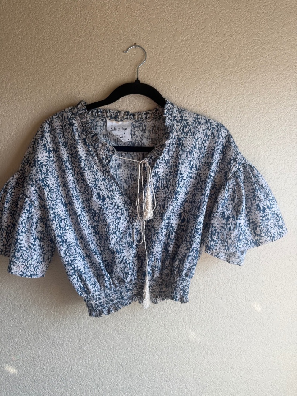 Sadie & Sage Blue Floral Smocked Crop Top Size S